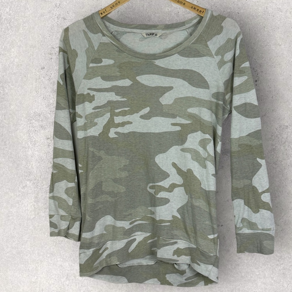 Aritzia TNA Del Mar Camouflage Light Green Long Sleeve Top Size XS Tee Boho Camo